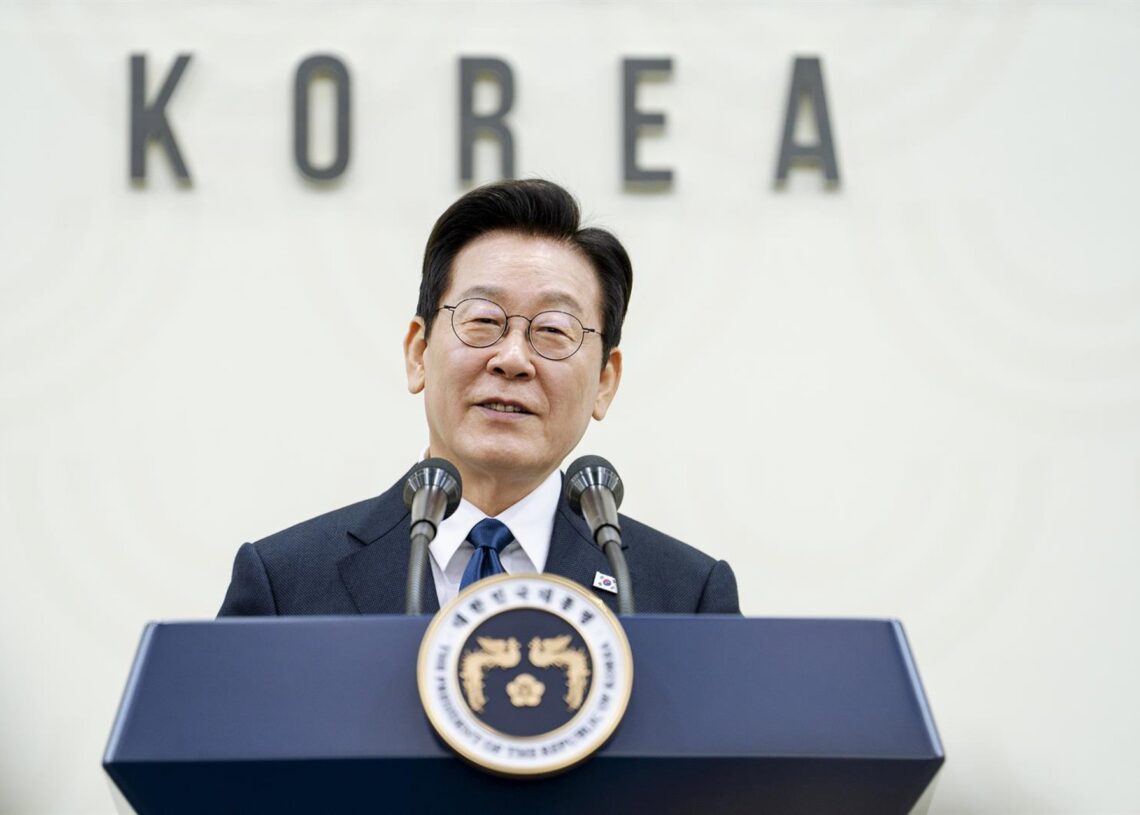 El primer ministro de Corea del Sur, Lee Jae Myung, durante una rueda de prensa en el marco de la cumbre del foro Cooperación Económica Asia-Pacífico (APEC) en Gyeongju (archivo)Europa Press/Contacto/Suh Jeen Moon