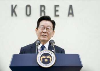 El primer ministro de Corea del Sur, Lee Jae Myung, durante una rueda de prensa en el marco de la cumbre del foro Cooperación Económica Asia-Pacífico (APEC) en Gyeongju (archivo)Europa Press/Contacto/Suh Jeen Moon