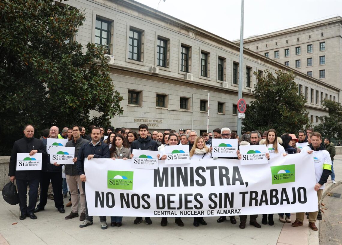 La Plataforma Sí Almaraz y otros colectivos se concentran frente al Ministerio de Trabajo en Madrid para pedir la continuidad de la central nuclear.PLATAFORMA SÍ ALMARAZ