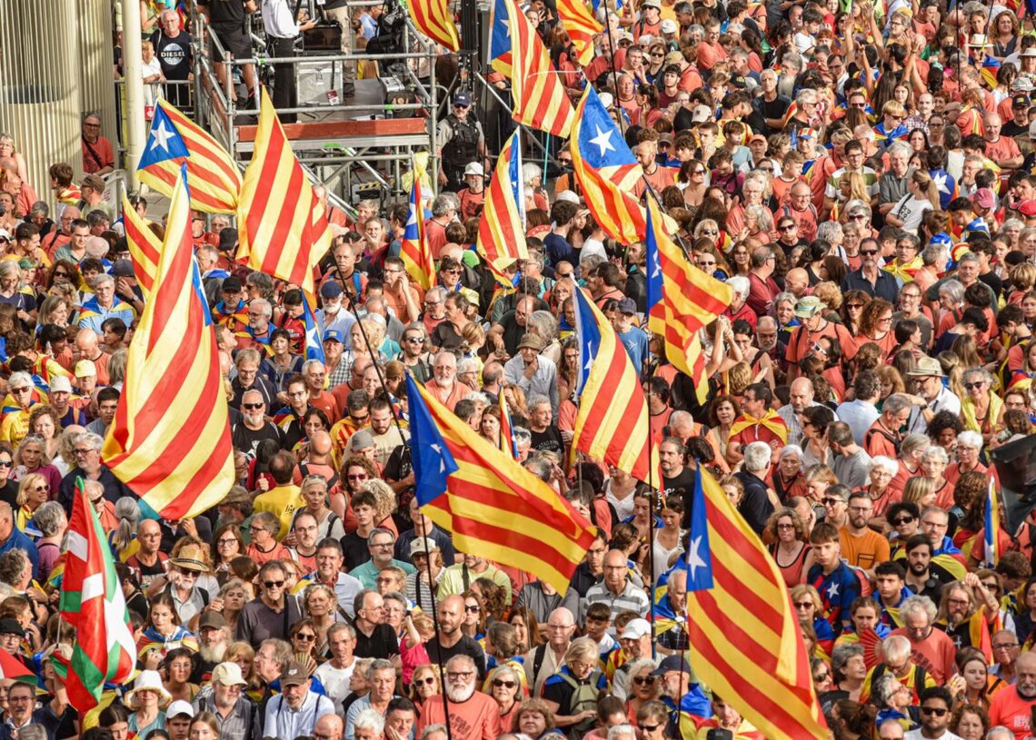 Archivo - Cientos de personas durante la manifestación convocada por la ANC, a 11 de septiembre de 2025, en Barcelona, en una imagen de archivo.Alberto Paredes - Europa Press - Archivo