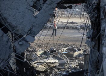 Un niño palestino frente a un edificio alcanzado en un bombardeo de Israel contra el barrio de Al Zeitún, en la ciudad de Gaza, situada en el norte de la Franja, a pesar del alto el fuego en vigor desde el 10 de octubre (archivo)Omar Ashtawy/APA Images via ZUMA / DPA