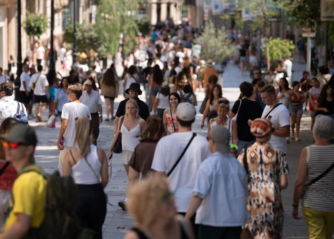 Archivo - Decenas de personas caminan por el centro de la ciudad, a 5 de julio de 2024, en Barcelona, Catalunya (España).David Zorrakino - Europa Press - Archivo