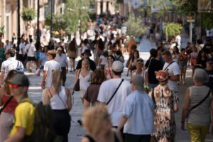 El 73% de los jóvenes catalanes de 18 a 24 años cree que «hay demasiada inmigración, según el barómetro del CEO