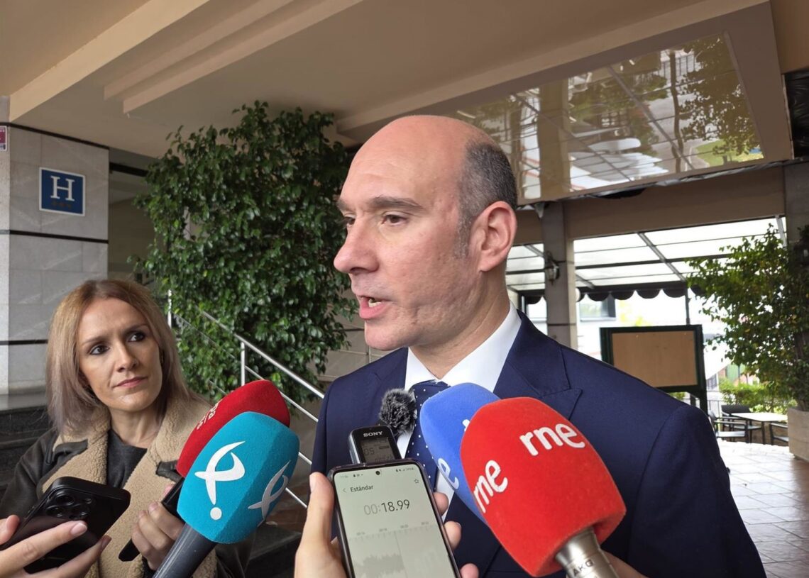 El portavoz del Partido Popular de Extremadura, José Ángel Sánchez Juliá, atiende a los medios en Badajoz.EUROPA PRESS