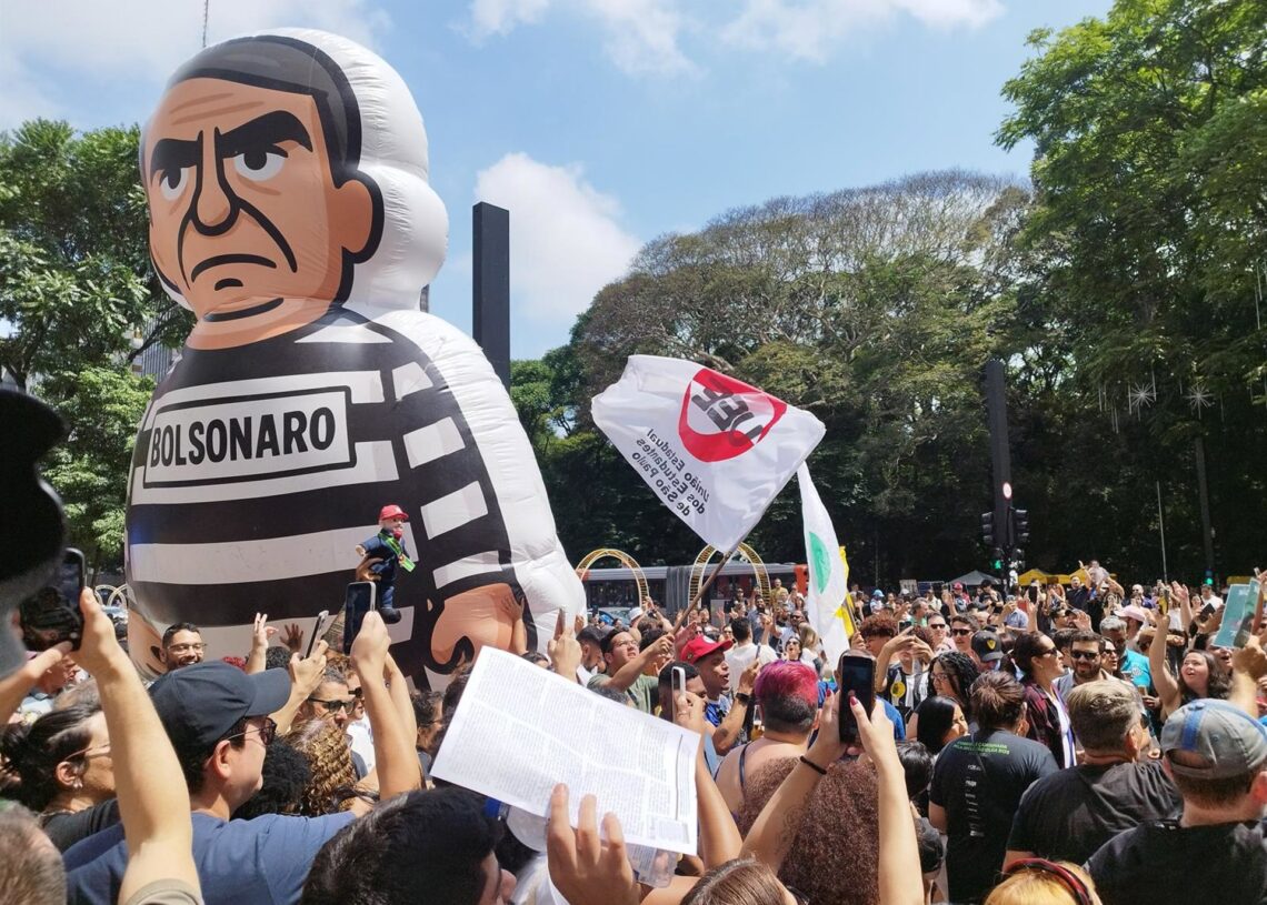 Concentración en Sao Paulo para celebrar el arresto del expresidente brasileño Jair Bolsonaro.Europa Press/Contacto/Leandro Chemalle