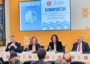 El presidente del Consejo General de Economistas, Miguel Ángel Vázquez Taín; la decana-presidenta del Colegio de Economistas de Madrid; Amelia Pérez Zabaleta; la presidenta de AEB, Alejandra Kindelán; y el economista José María Espí.COLEGIO DE ECONOMISTAS DE MADRID