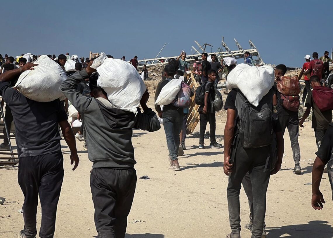 Archivo - Palestinos cargan con paquetes de ayuda recibidos por la Fundación Humanitaria para Gaza (GHF), en Nuseirat, en el centro de la FranjaBelal Abu Amer/APA Images via ZU / DPA - Archivo