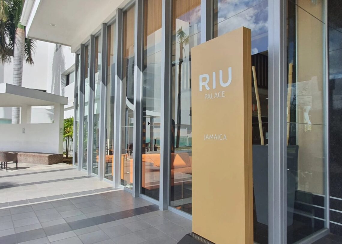 RIU reabrirá sus siete hoteles en Jamaica antes finalizar el año tras el paso del huracán Melissa.RIU