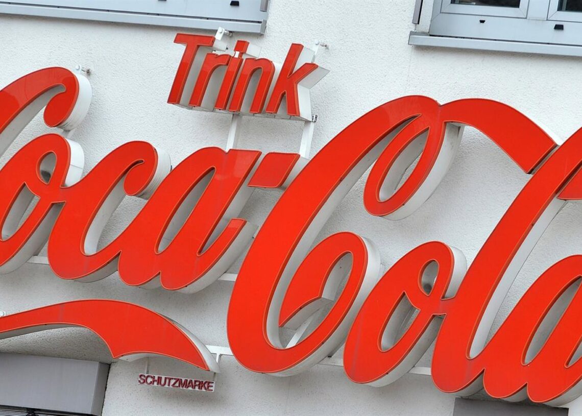 Archivo - FILED - 01 March 2016, Bremen: Coca-Cola logo is pictured on the administrative building of the beverage manufacturer in Bremen. Photo: Carmen Jaspersen/dpaCarmen Jaspersen/dpa - Archivo