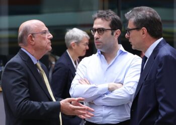 Archivo - El ministro de Economía Comercio y Empresa, Carlos Cuerpo (c), durante la reunión del Eurogrupo en la que se revalidó a Paschal Donohoe como presidente el pasado julio.European Union - Archivo