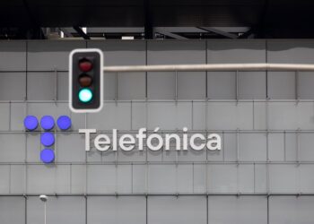 Archivo - Un semáforo en verde frente a la sede de Telefónica, a 28 de noviembre de 2023, en Madrid (España). Eduardo Parra - Europa Press - Archivo