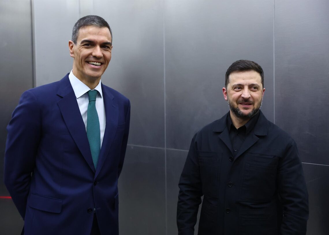 El presidente del Gobierno, Pedro Sánchez, y el presidente de Ucrania, Volodímir Zelenski, durante su visita al Museo Nacional Centro de Arte Reina Sofía, a 18 de noviembre de 2025, en Madrid (España).Pool Moncloa/Fernando Calvo y Borja Puig de la Bel