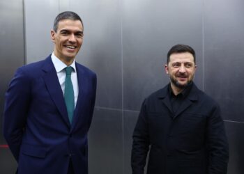 El presidente del Gobierno, Pedro Sánchez, y el presidente de Ucrania, Volodímir Zelenski, durante su visita al Museo Nacional Centro de Arte Reina Sofía, a 18 de noviembre de 2025, en Madrid (España).Pool Moncloa/Fernando Calvo y Borja Puig de la Bel