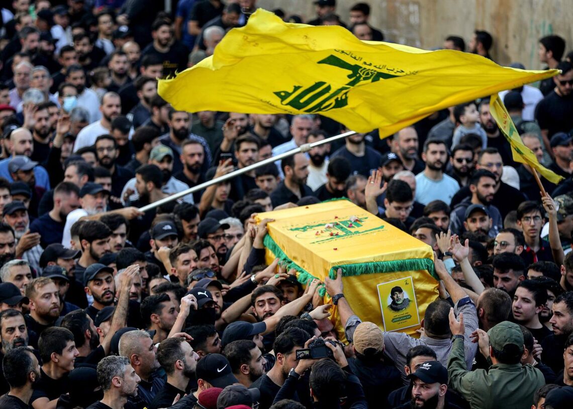 Simpatizantes de Hezbolá cargan con el ataúd del 'número dos' del grupo, Haizam Alí Tabatabai, durante la ceremonia por su muerte en un ataque israelí en un suburbio en el sur de Beirut (Líbano)Europa Press/Contacto/Marwan Naamani