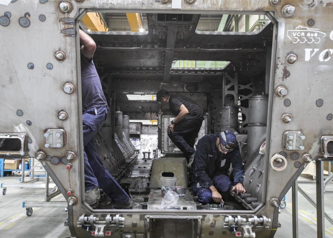 Archivo - Operarios trabajando en una fábricaJorge Peteiro - Europa Press - Archivo