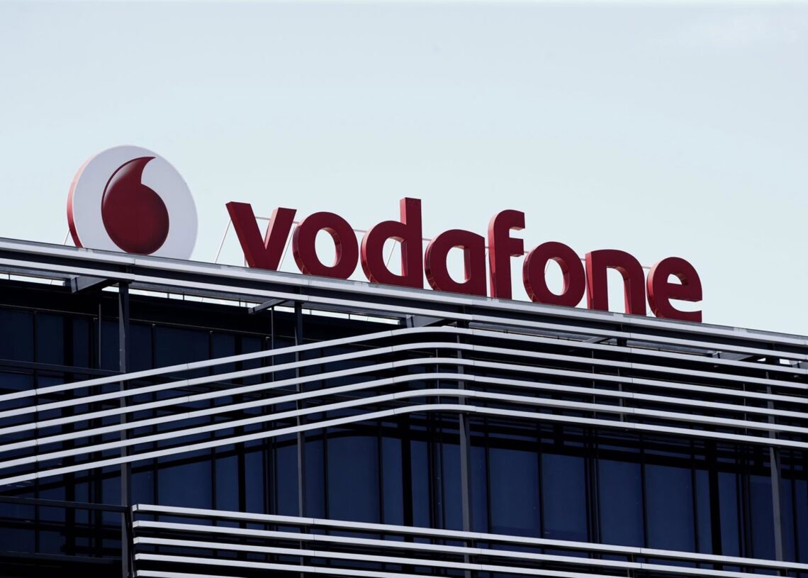 Archivo - Logo de Vodafone en el edificio de la compañía telefónica en Madrid, situada en Avenida de América, 115,Eduardo Parra - Europa Press - Archivo