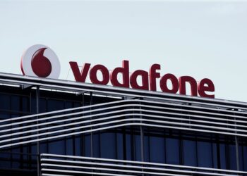 Archivo - Logo de Vodafone en el edificio de la compañía telefónica en Madrid, situada en Avenida de América, 115,Eduardo Parra - Europa Press - Archivo