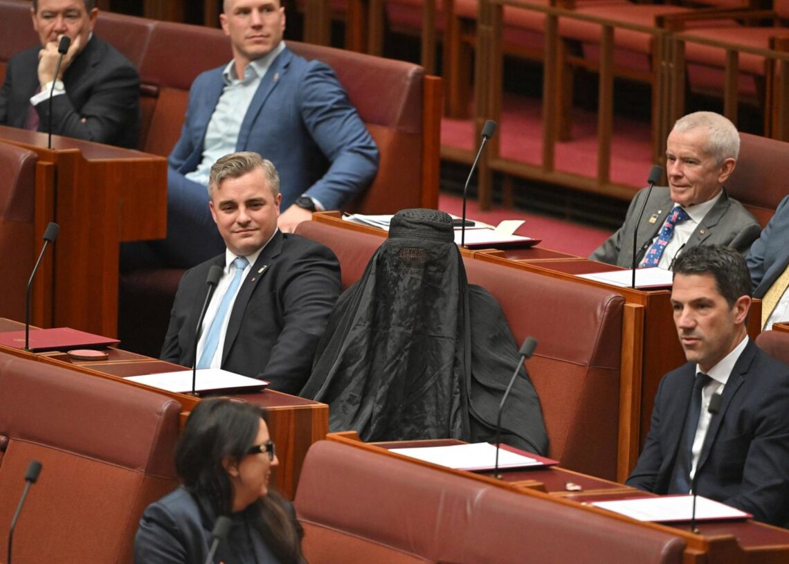 La senadora australiana Pauline Hanson vestida con un burka en el Senado. Mick Tsikas/AAP/dpa
