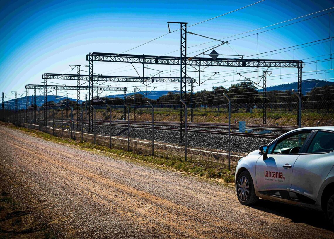 Trabajos de electrificación de catenaria de LantaniaLANTANIA