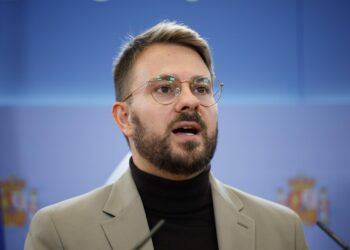 El diputado de Sumar Alberto Ibáñez durante una rueda de prensa, en el Congreso de los Diputados, a 4 de noviembre de 2025, en Madrid (España).Alejandro Martínez Vélez - Europa Press