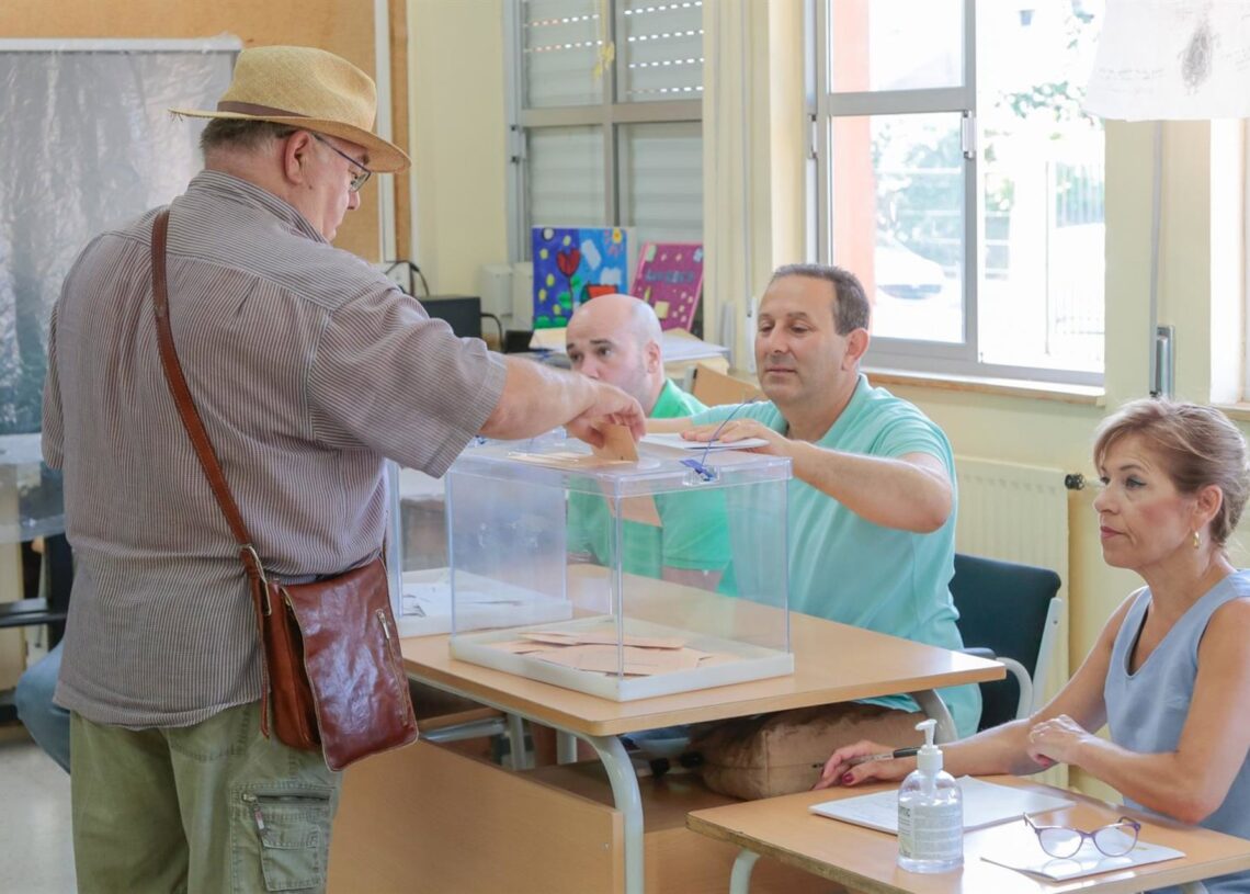 Archivo - Un ciudadano deposita su voto en la urna en las elecciones generales de 2023.AYUNTAMIENTO DE MÉRIDA - Archivo