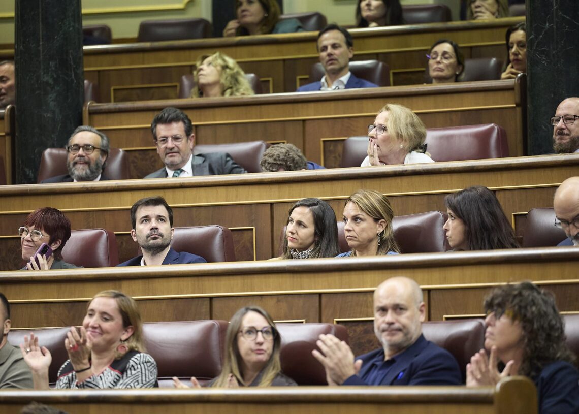 Archivo - Àgueda Micó y los cuatro diputados de Podemos en una votación Jesús Hellín - Europa Press - Archivo