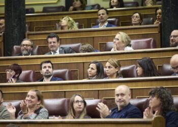 Archivo - Àgueda Micó y los cuatro diputados de Podemos en una votación Jesús Hellín - Europa Press - Archivo