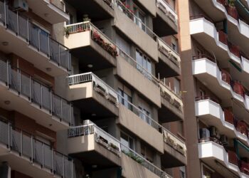 Archivo - Fachada de un edificio, a 25 de abril de 2023, en Barcelona, Catalunya (España).David Zorrakino - Europa Press - Archivo