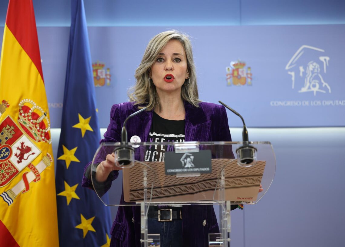La portavoz del grupo parlamentario de Sumar, Verónica Martínez Barbero, durante una rueda de prensa en el Congreso de los Diputados, a 25 de noviembre de 2025, en Madrid (España).Alejandro Martínez Vélez - Europa Press