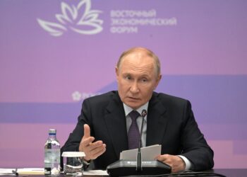 Archivo - El presidente de Rusia, Vladimir Putin, durante un acto en Vladivostok en septiembre de 2025 (archivo)Yevgeny Biyatov / Zuma Press / ContactoPhoto