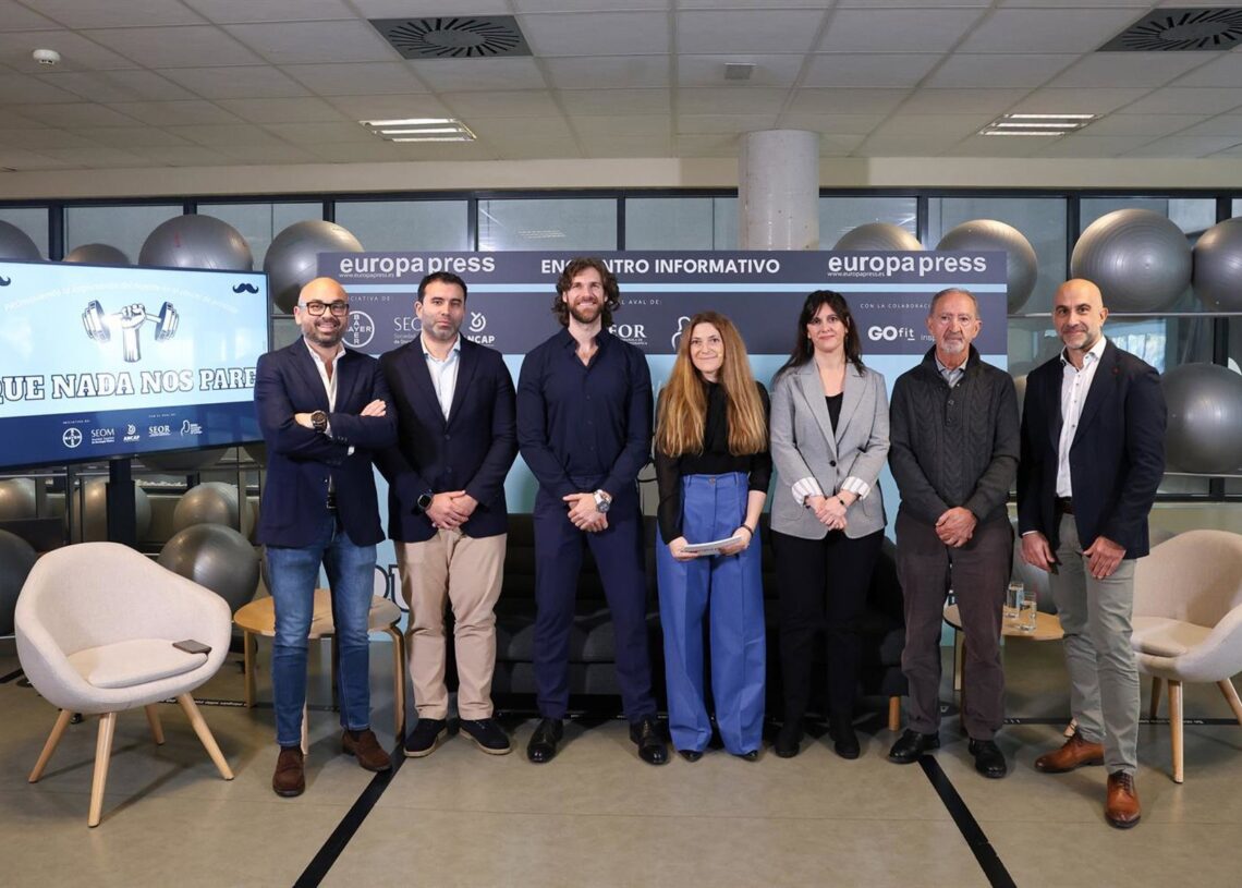 Foto de familia durante el Encuentro Informativo Bayer ‘Deporte y cáncer de próstata’, en el Gimnasio GO Fit Vallehermoso, a 25 de noviembre de 2025, en Madrid (España). El encuentro ha sido organizado por Europa Press.Marta Fernández - Europa Press