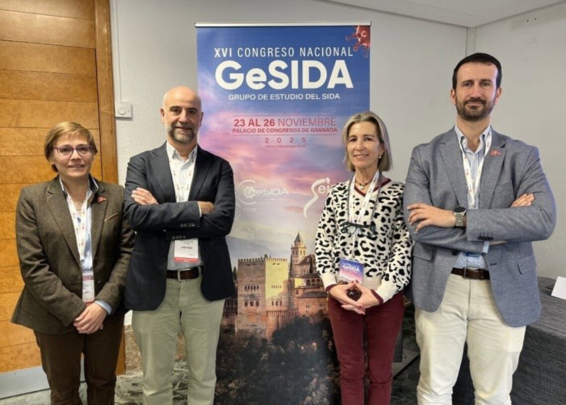 De izquierda a derecha: la Dra. María Velasco, presidenta de GeSIDA; el Dr. Javier Martínez-Picado, co-presidente del XVI Congreso Nacional de GeSIDA; la Dra. Rosario Palacios, co-presidenta del XVI Congreso Nacional de GeSIDA; y el Dr. Javier MembrilloGESIDA