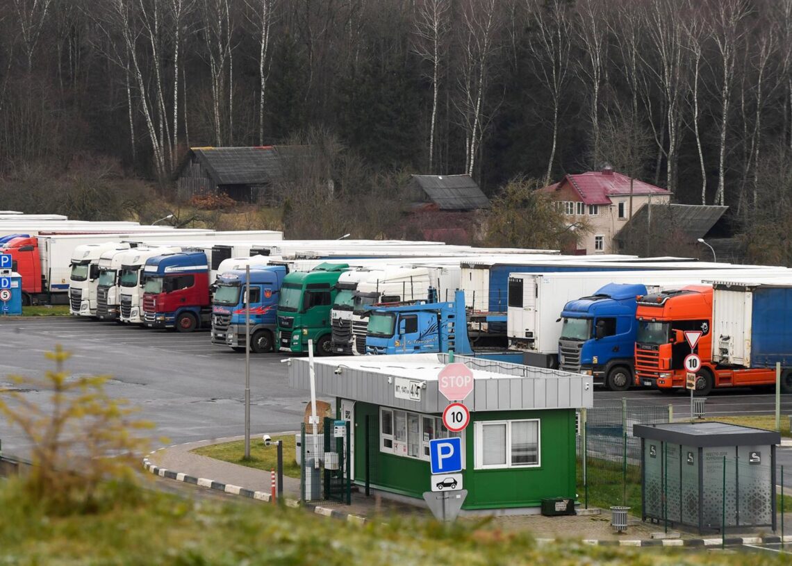 Camiones lituanos varados en la frontera bielorrusa.Europa Press/Contacto/Viktor Drachev