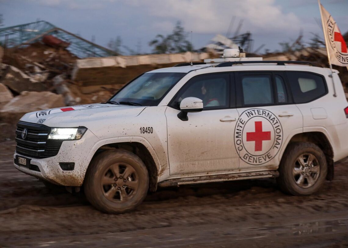 Un vehículo del Comité Internacional de la Cruz Roja (CICR) en el marco de las labores de búsqueda de cadáveres de rehenes israelíes secuestrados durante los ataques del 7 de octubre de 2023 (archivo)Europa Press/Contacto/Omar Ashtawy