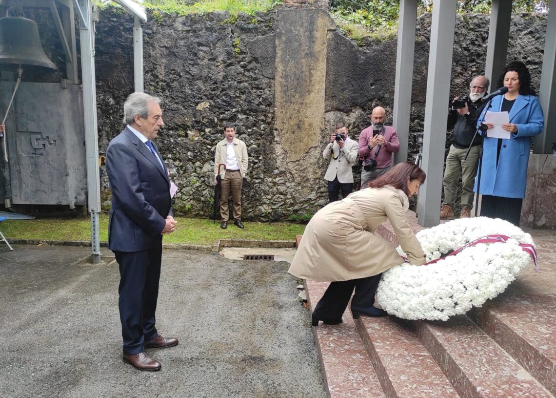 Archivo - El alcalde de Gernika, José María Gorroño, durante la ofrenda floral por las víctimas del bombardeo, en su 88 aniversarioEUROPA PRESS - Archivo