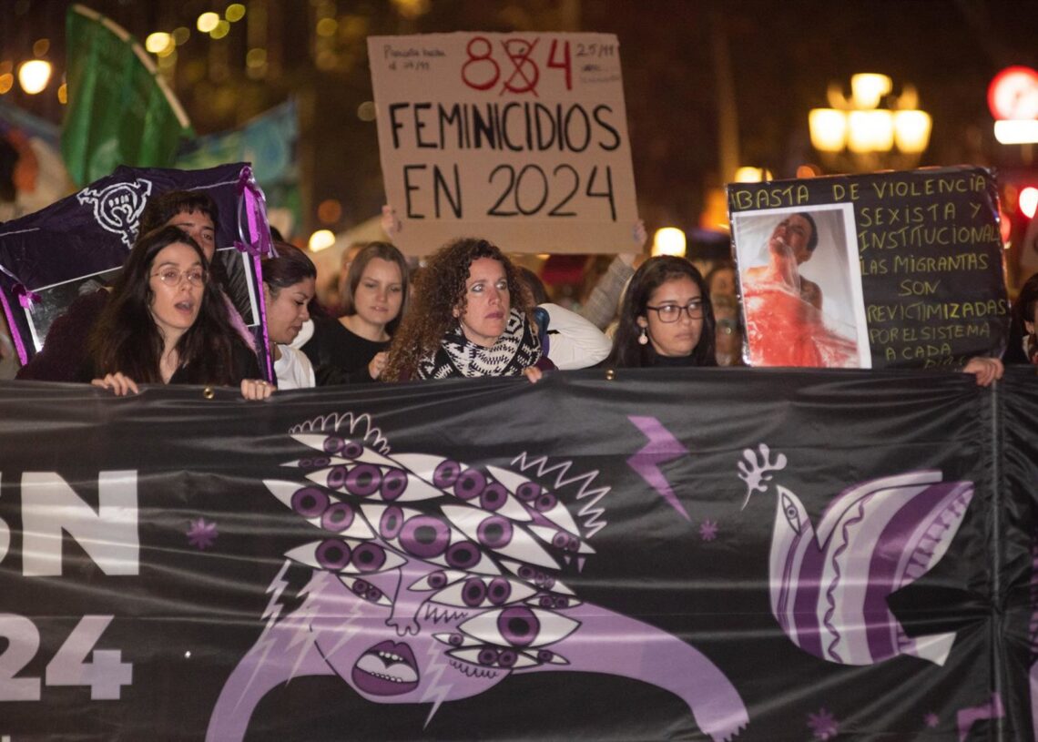 Archivo - Varias personas durante la manifestación por el 25N de la plataforma 'Novembre Feminista', en el Paseo de Gràcia con Diagonal en 2024.Alberto Paredes - Europa Press - Archivo