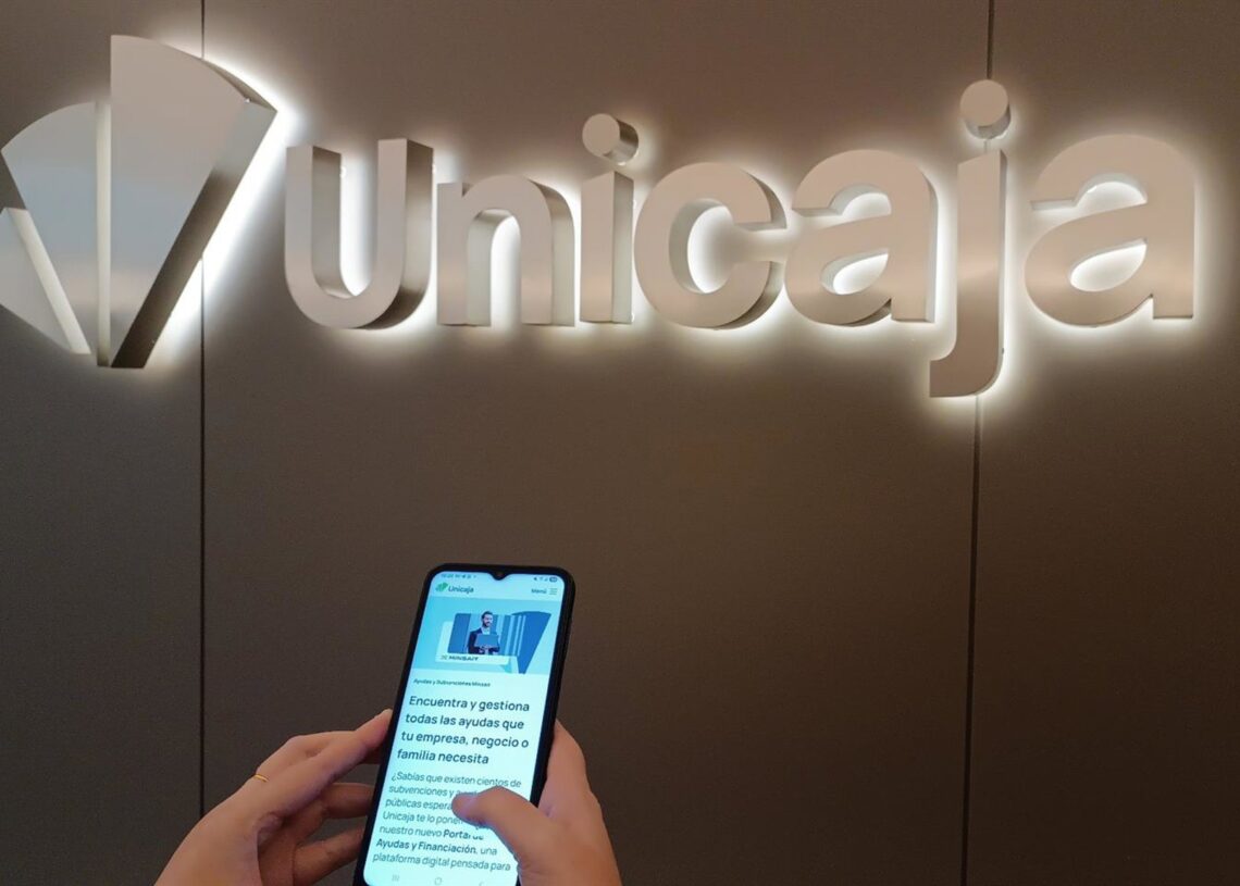 Unicaja y Minsait ofrecen a empresas y autónomos un servicio de búsqueda y gestión de ayudas públicas en 'solucionaT'.UNICAJA
