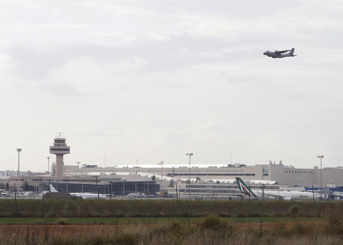Archivo - Un avión vuela sobre el aeropuerto de Palma, a 8 de noviembre de 2021, en Palma de Mallorca, Mallorca, Islas Baleares (España). Isaac Buj - Europa Press - Archivo