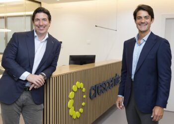 Archivo - El presidente de Crescenta, Eduardo Navarro (izquierda), y el consejero delegado, Ramiro Iglesias.CRESCENTA - Archivo