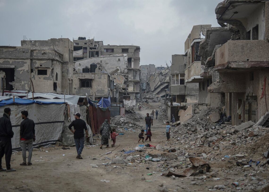 Palestinos en el campamento de refugiados de Shati entre edificios dañados por la ofensiva de Israel contra la Franja de Gaza (archivo)Europa Press/Contacto/Omar Ashtawy