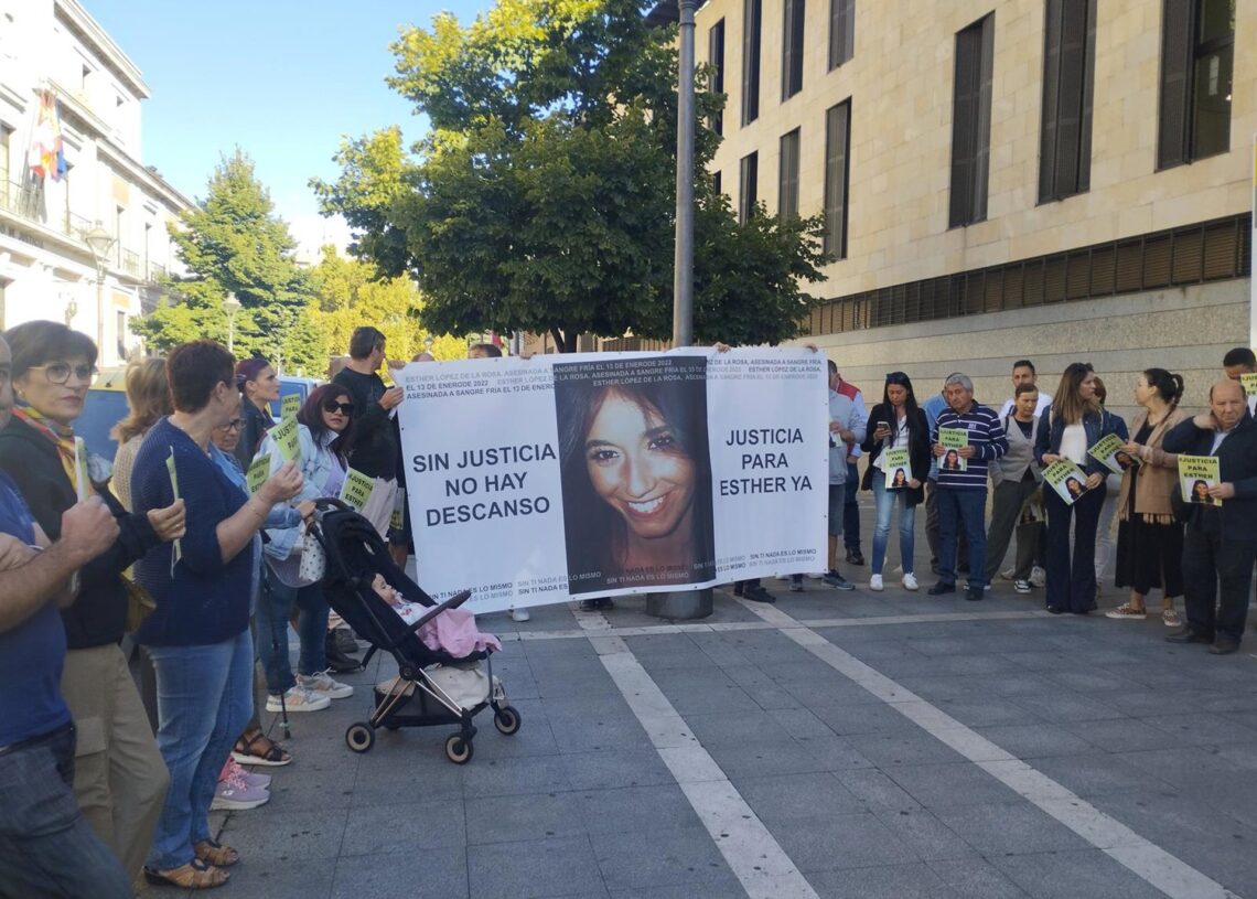 Archivo - Familiares y amigos de Esther López se concentran a las puertas del Edificio de los Juzgados de Valladolid reclamando Justicia para la víctima.EUROPA PRESS - Archivo