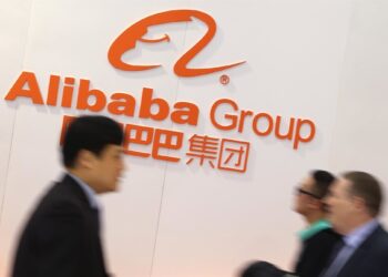 Archivo - FILED - 16 March 2015, Lower Saxony, Hannover: People pass by the logo of the Chinese Internet group Alibaba Group during the opening of CeBIT. Photo: Christian Charisius/dpaChristian Charisius/dpa - Archivo