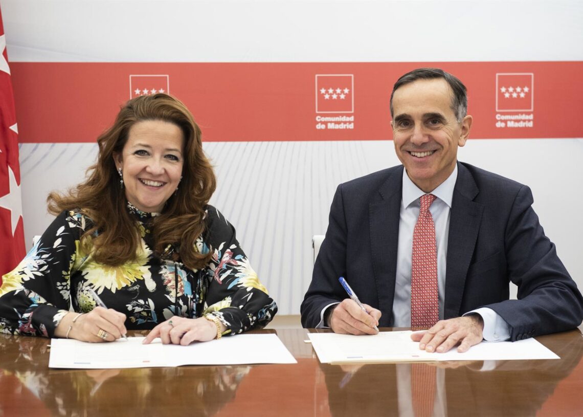 La consejera de Sanidad de Madrid, Fátima Matute, y el director general de Farmaindustria, Juan Yermo.LUIS CAMACHO