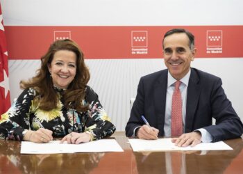 La consejera de Sanidad de Madrid, Fátima Matute, y el director general de Farmaindustria, Juan Yermo.LUIS CAMACHO