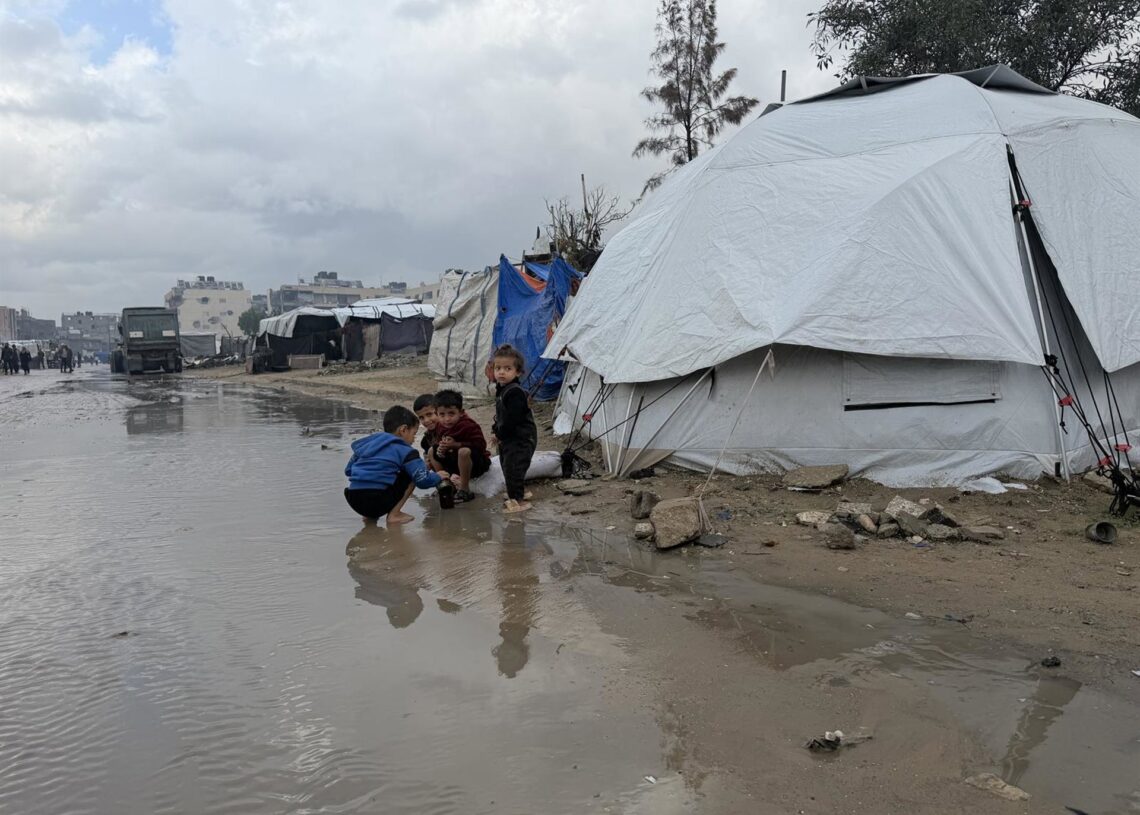 Tiendas de campaña usadas por desplazados palestinos inundadas por las últimas lluvias en Jan Yunis, en el sur de la Franja de GazaEuropa Press/Contacto/Mohammed Salama