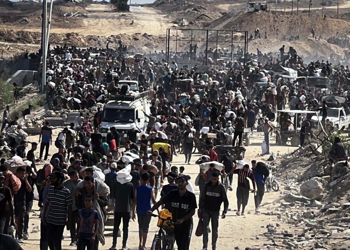 Archivo - Palestinos portan ayuda entregada por la Fundación Humanitaria para Gaza (GHF, según sus siglas en inglés), respaldada por Estados Unidos e Israel, tras una entrega en agosto de 2025 en el centro de la Franja de Gaza (archivo)Europa Press/Contacto/APA Images - Archivo