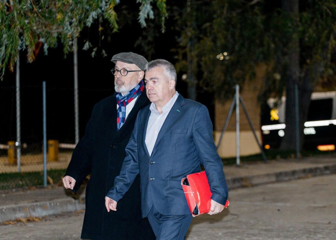 El exsecretario de organización del PSOE Santos Cerdán (d), junto a su abogado Jacobo Teijelo (i) a su salida de la prisión de Soto del Real, a 19 de noviembre de 2025, en Soto del Real, Madrid (España).Carlos Luján - Europa Press