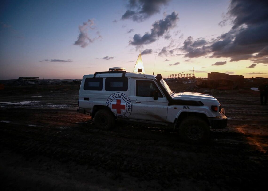 Un vehículo del Comité Internacional de la Cruz Roja (CICR) durante las labores de búsqueda de los cuerpos de rehenes israelíes en la Franja de Gaza (archivo)Europa Press/Contacto/Omar Ashtawy