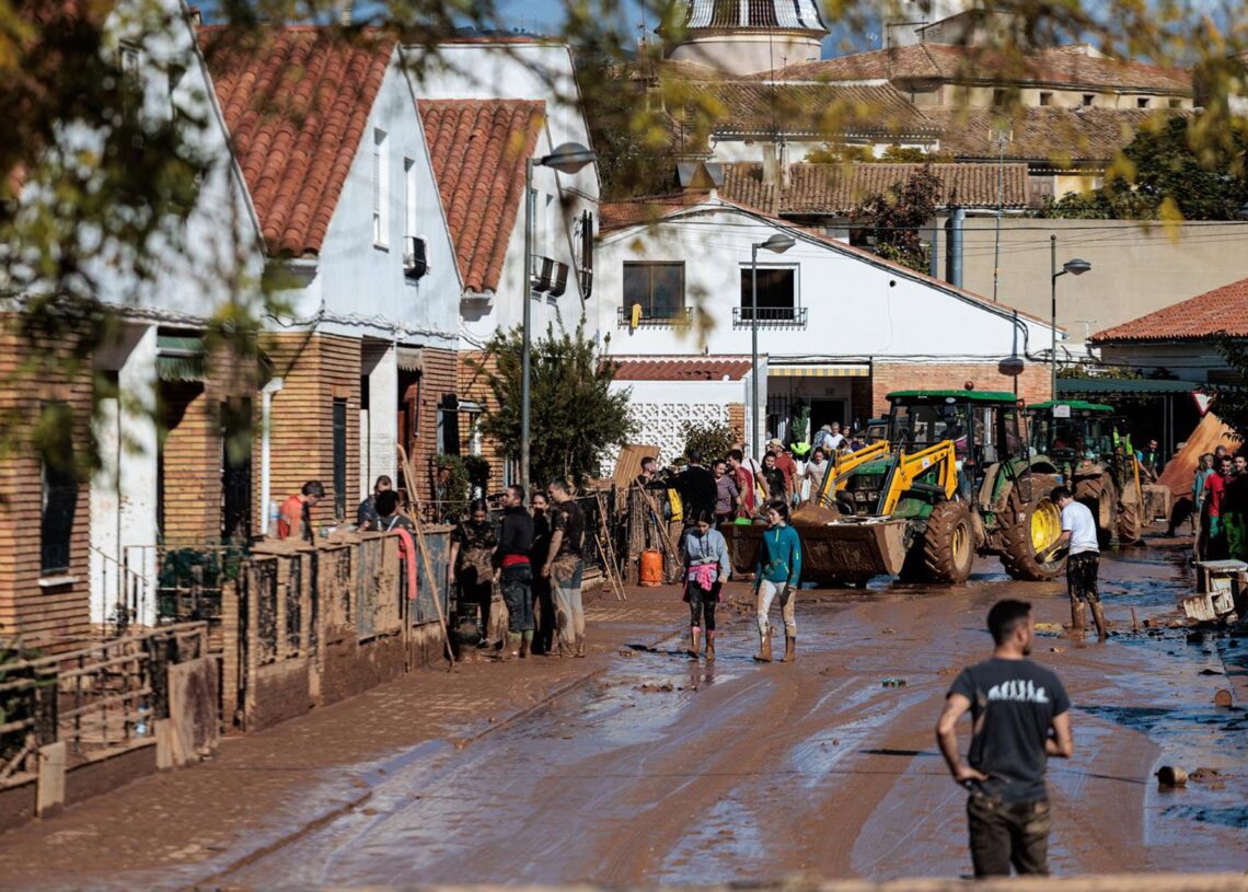 Archivo - Vecinos y voluntarios limpian los estragos ocasionados por la DANA, a 1 de noviembre de 2024, en Utiel, ValenciaCarlos Luján - Europa Press - Archivo