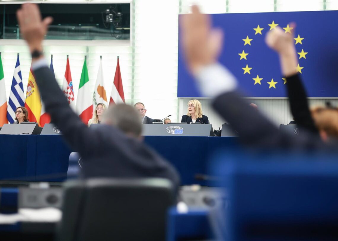Archivo - Votación en el Parlamento Europeo reunido en Estrasburgo.Alain Rolland/European Parliamen / DPA - Archivo